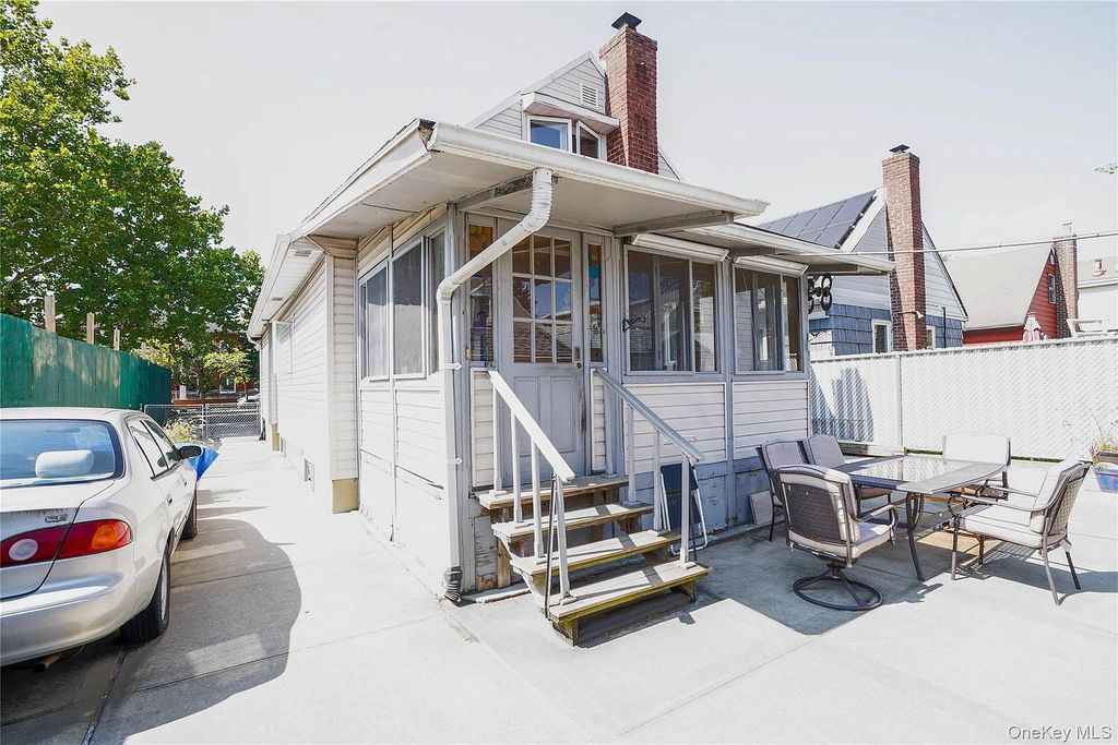 Property in a prime location with modern interiors