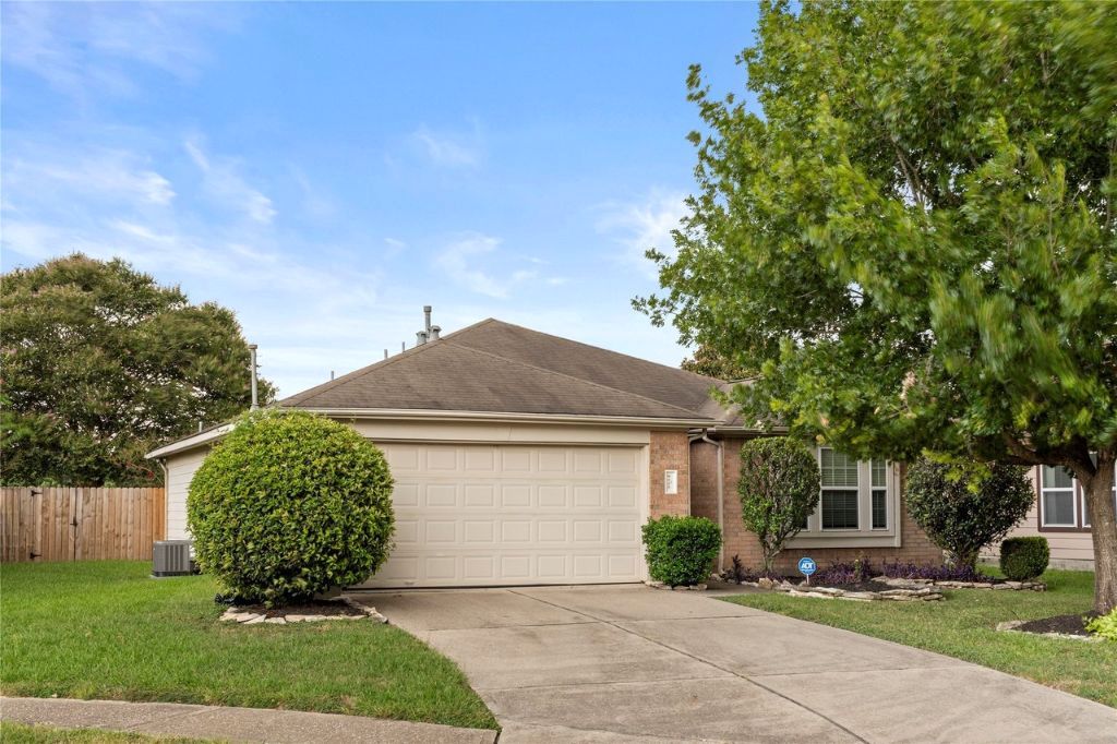9515 Summer Laurel Ln, Houston, TX 77088