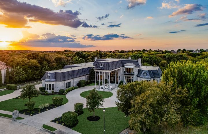Modern property with spacious rooms and natural lighting