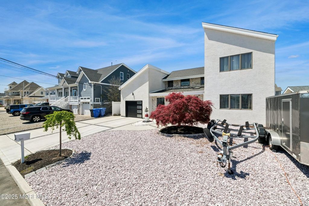 Property in a prime location with modern interiors